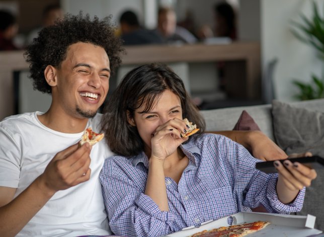 couple eating pizza